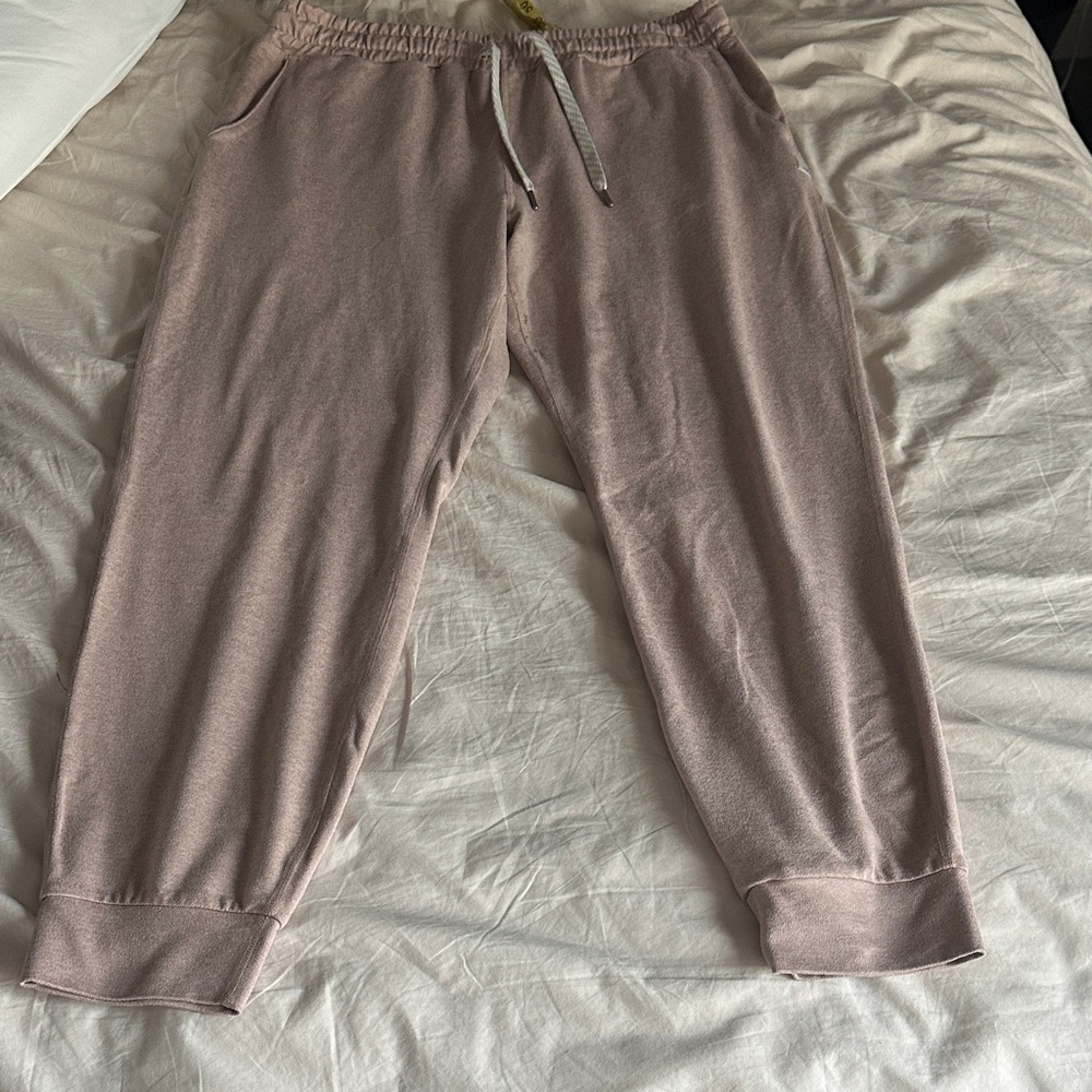 Vuori soft joggers in dusty pink